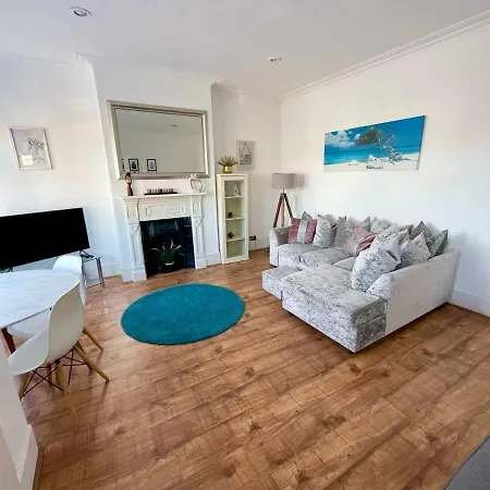 Large 3 Bedroom Modern Close To London