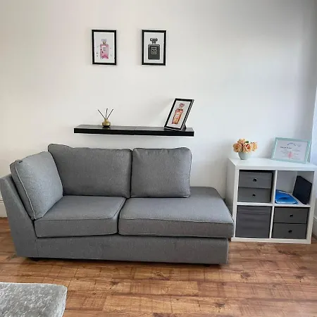 Large 3 Bedroom Modern Close To London *