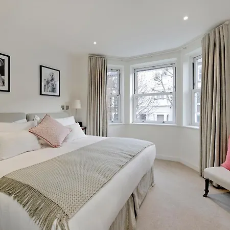 Apartment Veeve - White Lights On Wendle Square London
