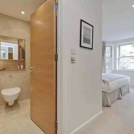 Veeve - White Lights On Wendle Square Apartment London