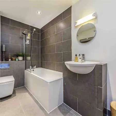 Twickes Townhouse * London