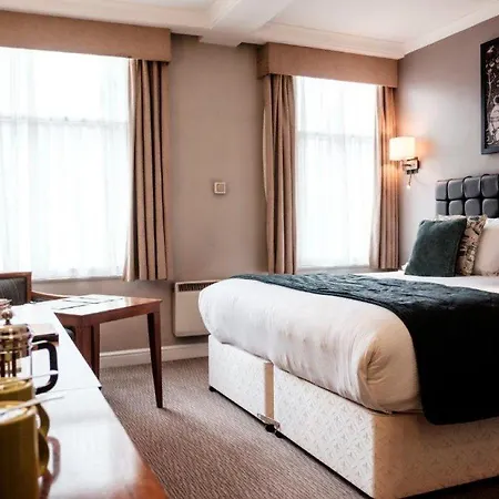 The Mad Hatter Hotel 3*