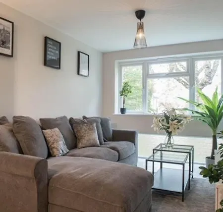 Finchley Contemporary 2 Bed + Parking Apartment