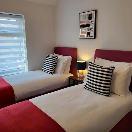 Holiday home Dagenham/a13/excel/thurrock/contractors/3bedroom House Free Parking For 2 Cars. Dagenham