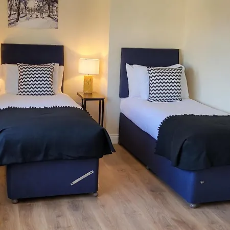Dagenham/a13/excel/thurrock/contractors/3bedroom House Free Parking For 2 Cars. * Dagenham