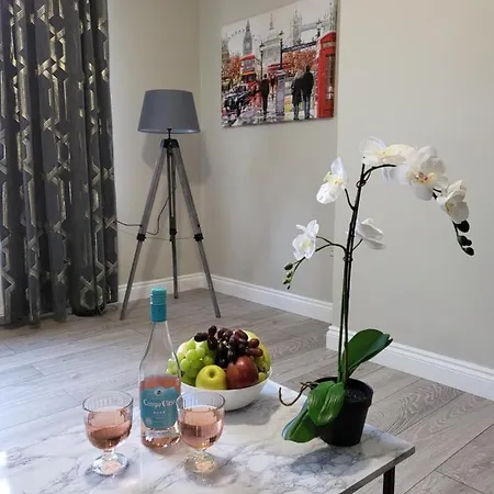 Dagenham/a13/excel/thurrock/contractors/3bedroom House Free Parking For 2 Cars. *
