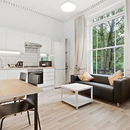Light 1 Bedroom With Balcony In Brixton Apartment