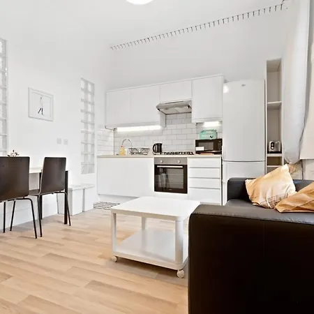 Light 1 Bedroom With Balcony In Brixton Apartment