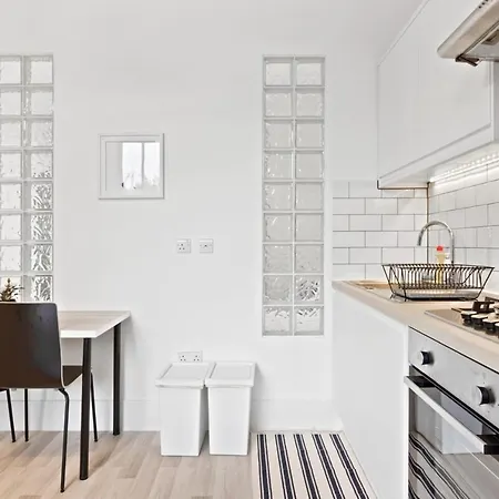 Light 1 Bedroom With Balcony In Brixton