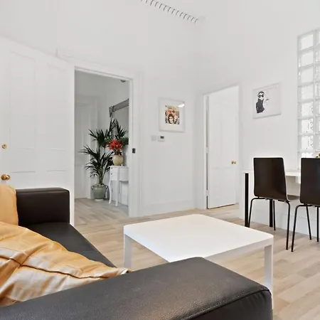 Light 1 Bedroom With Balcony In Brixton Apartment London