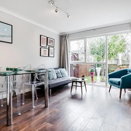 Lovely 2 Bedroom Near South Bank Apartment