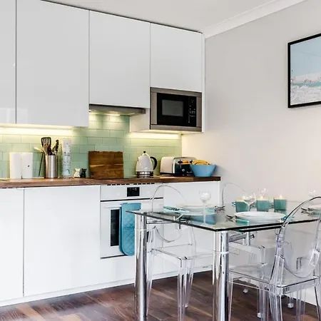 Lovely 2 Bedroom Near South Bank Apartment *