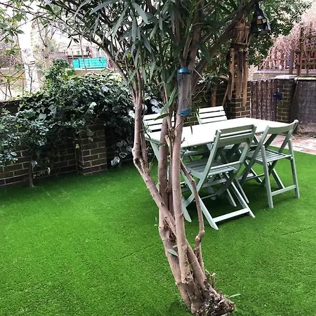 Lovely 2 Bedroom Near South Bank Apartment