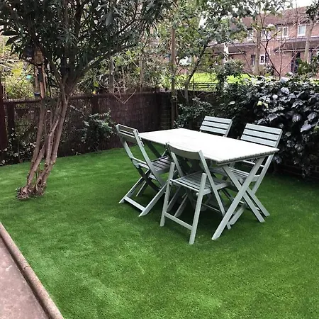 Lovely 2 Bedroom Near South Bank Apartment *