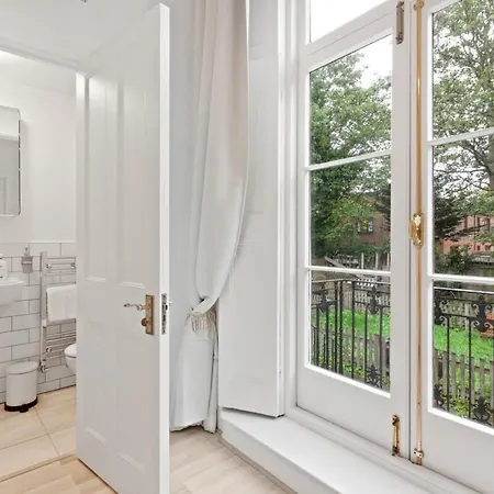 Light 1 Bedroom With Balcony In Brixton