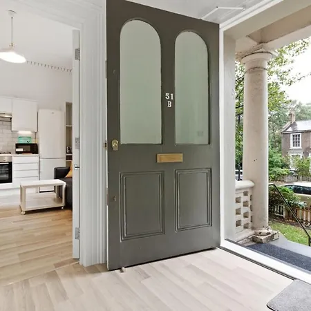 Light 1 Bedroom With Balcony In Brixton