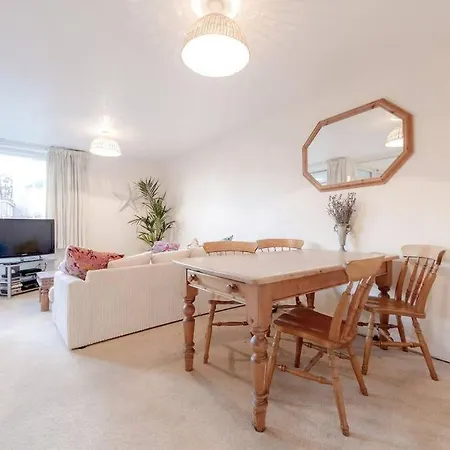 Apartment Spacious Two Double Bedroom Flat