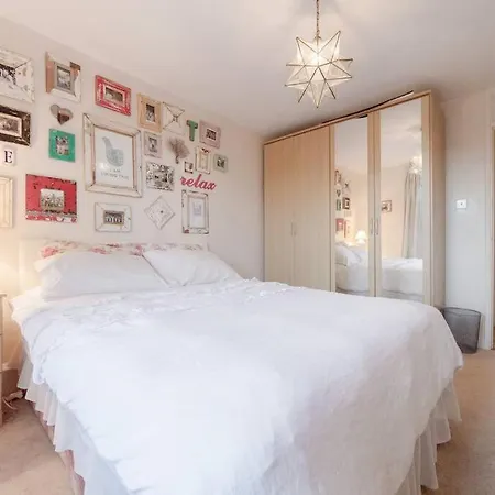 Spacious Two Double Bedroom Flat London