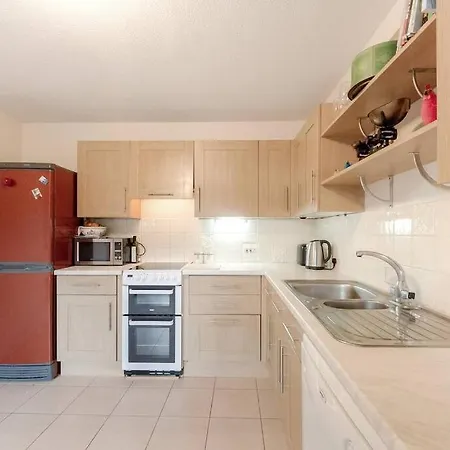 Spacious Two Double Bedroom Flat London