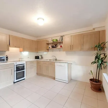 Apartment Spacious Two Double Bedroom Flat *