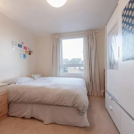 Apartment Spacious Two Double Bedroom Flat London