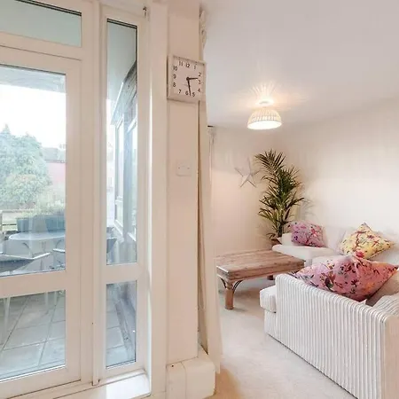 Apartment Spacious Two Double Bedroom Flat London