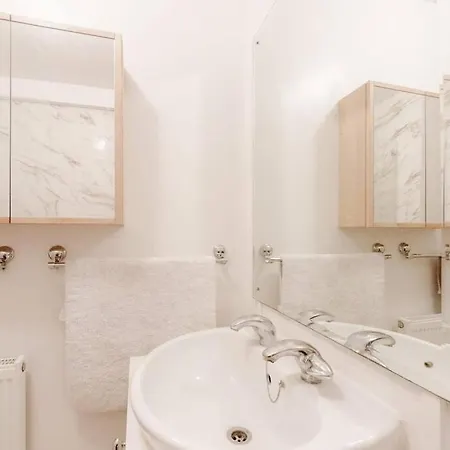 Apartment Spacious Two Double Bedroom Flat *