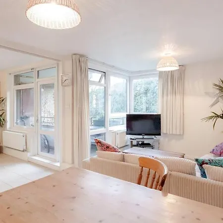 Spacious Two Double Bedroom Flat London