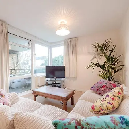 Spacious Two Double Bedroom Flat London