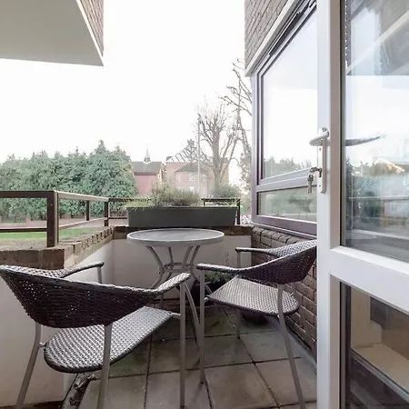 Apartment Spacious Two Double Bedroom Flat