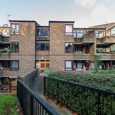 Apartment Spacious Two Double Bedroom Flat London