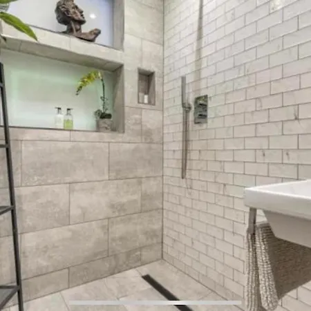 Shad Thames Pied-A-Terre Exquisite Historic Warehouse Air Conditioning Private Parking Garden & Balcony Next To Shard With Views Londra