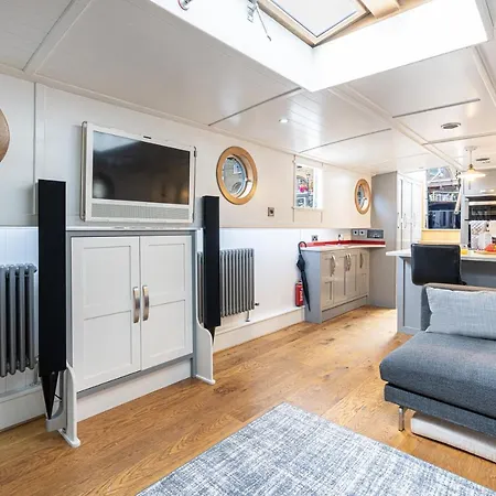 Delightful House Boat On St Katharine Dock *