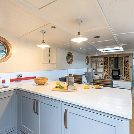 Delightful House Boat On St Katharine Dock Botel London