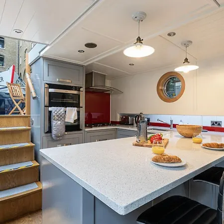 Delightful House Boat On St Katharine Dock