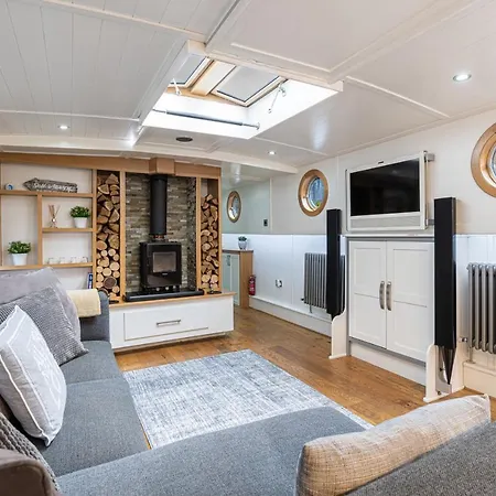 Delightful House Boat On St Katharine Dock Botel London