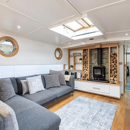 Delightful House Boat On St Katharine Dock *