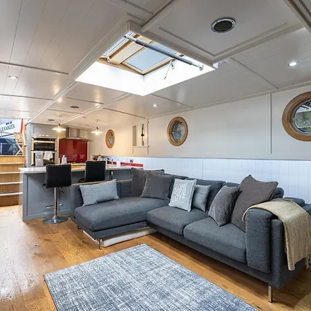 Delightful House Boat On St Katharine Dock * London