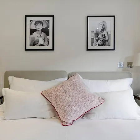 Veeve - White Lights On Wendle Square Apartment London