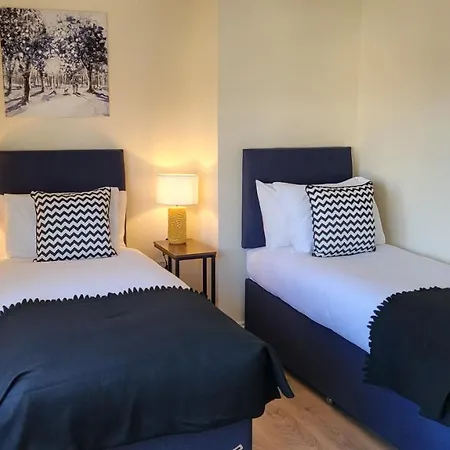 Holiday home Dagenham/a13/excel/thurrock/contractors/3bedroom House Free Parking For 2 Cars. Dagenham