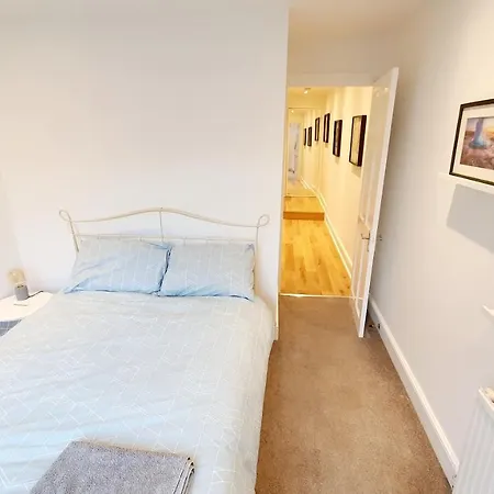 Lovely 2 Bedroom Period Garden Flat. Apartment