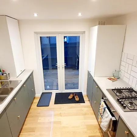 Lovely 2 Bedroom Period Garden Flat. Apartment London