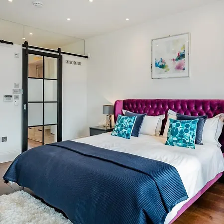 Superb 3 Bed/bath Luxury + Ibiza Roof Terrace Apartment London