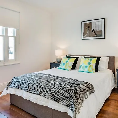 Superb 3 Bed/bath Luxury + Ibiza Roof Terrace Apartment London