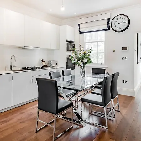 Superb 3 Bed/bath Luxury + Ibiza Roof Terrace Apartment London