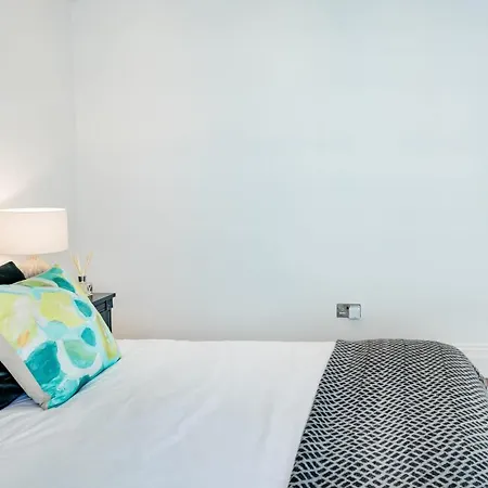 Apartment Superb 3 Bed/bath Luxury + Ibiza Roof Terrace London