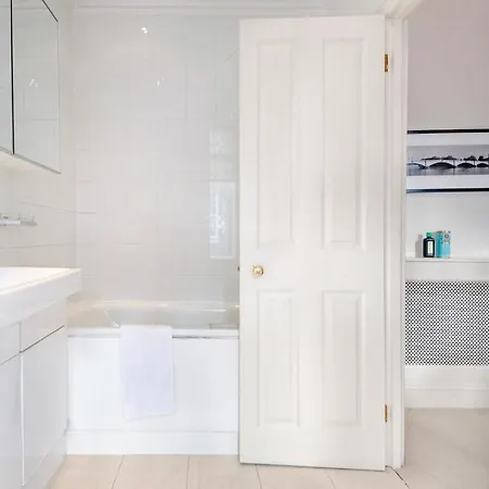Classy And Spacious One Bedroom Flat In Amazing Location Apartment London