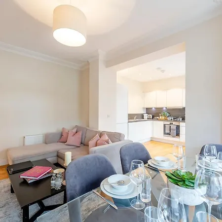 Hamlet Gardens Apartment *