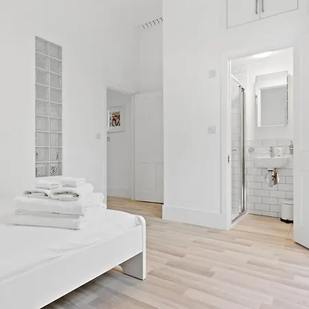 Light 1 Bedroom With Balcony In Brixton
