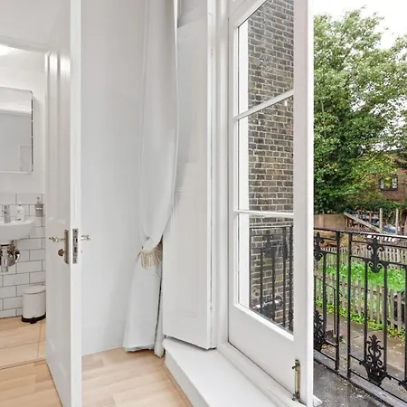 Light 1 Bedroom With Balcony In Brixton